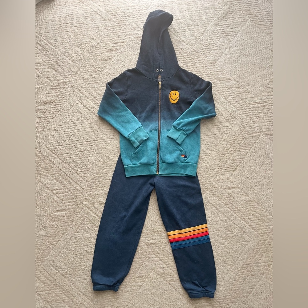 Aviator Nation Kids Blue Set SUPER CUTE
Sweatpants (6) and zipper hoodie (8)